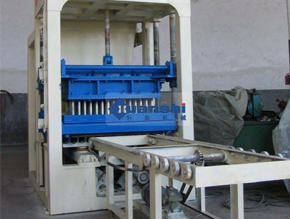 QT10-15型全自動(dòng)液壓砌塊機(jī)